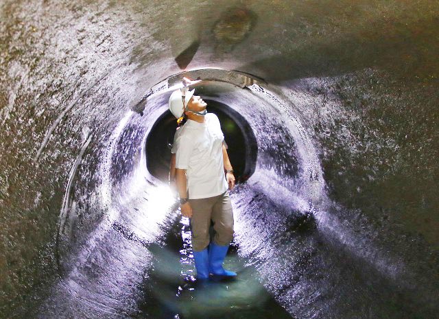 Cek Pengerjaan Saluran Air, Eri Cahyadi Tak Canggung Nyemplung ke Gorong-gorong
