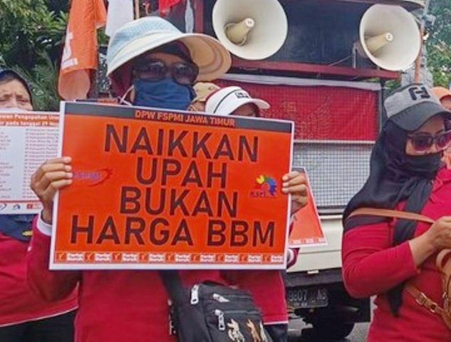 Buruh Kepung Grahadi: Tolak Harga BBM Naik dan Desak Khofifah Revisi UMP Jatim 2022