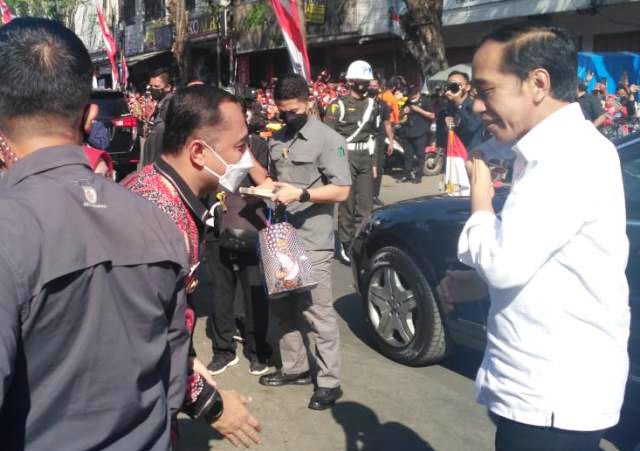 Didampingi Eri Cahyadi, Jokowi Blusukan ke Pasar Pucang Surabaya Salurkan Bantuan