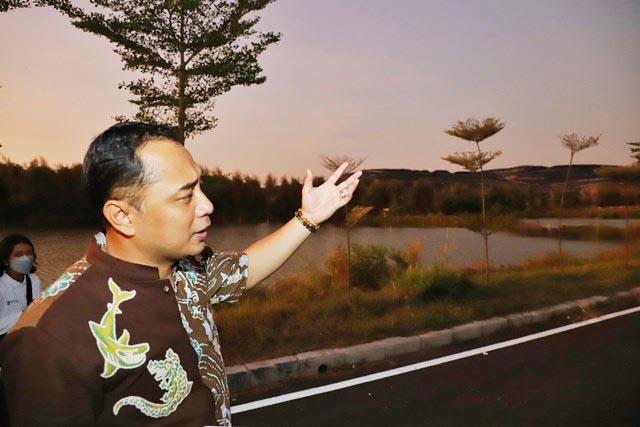 Bau Sampah di Sekitar GBT Tak Kunjung Menjauh, Nih Cara Pemkot Surabaya Mengatasinya