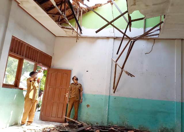 Miris Benar, Saat Jam Pelajaran Berlangsung Tiba-tiba Atap Gedung SDN di Bojonegoro Ambrol