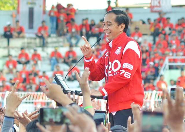 Lautan Massa Sapu Lidi di Stadion Tambaksari: Satu Komando di 2024 Ikut Jokowi