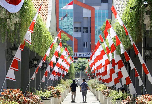 Pemkot Surabaya Bagikan 13.884 Bendera Merah Putih, Eks Napi Teroris juga Ikut Minta