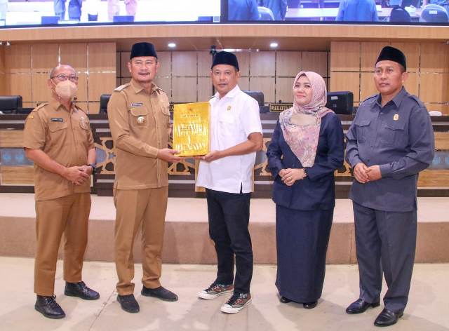 Tingkatkan Pembangunan Lamongan, Bupati Yuhronur Beber 3 Strategi di Paripurna DPRD