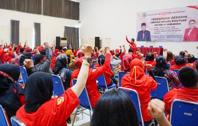 Lecut Kader Perempuan PDIP Surabaya, Adi Sutarwijono: Turun Bantu Wong Cilik, Rakyat Pasti Ingat