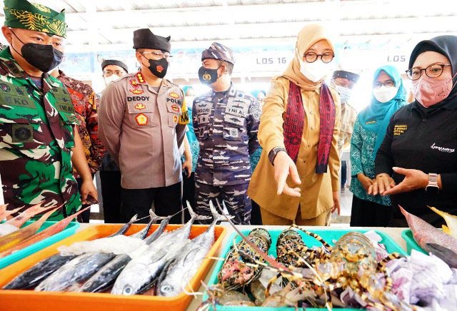 Melalui Fish Market Festival, Bupati Ipuk Dorong Diversifikasi Usaha Nelayan