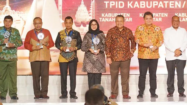 Menko Airlangga Serahkan Penghargaan TPID Terbaik Jawa-Bali ke Bupati Ipuk