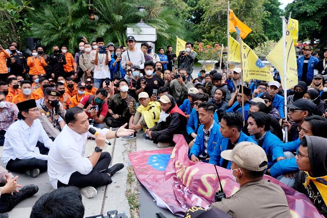 Eri Cahyadi Ajak Demonstran Bershalawat, Demo Tolak Kenaikan BBM di Surabaya Berjalan Adem