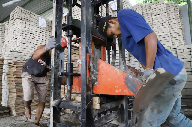 Bukan Ecek-ecek Kualitas Paving Produksi MBR Surabaya Bisa Dilintasi Mobil Besar