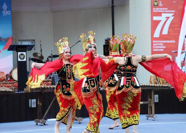 Keren Dibawakan Bule, Tari Gandrung Banyuwangi Tampil di Rusia