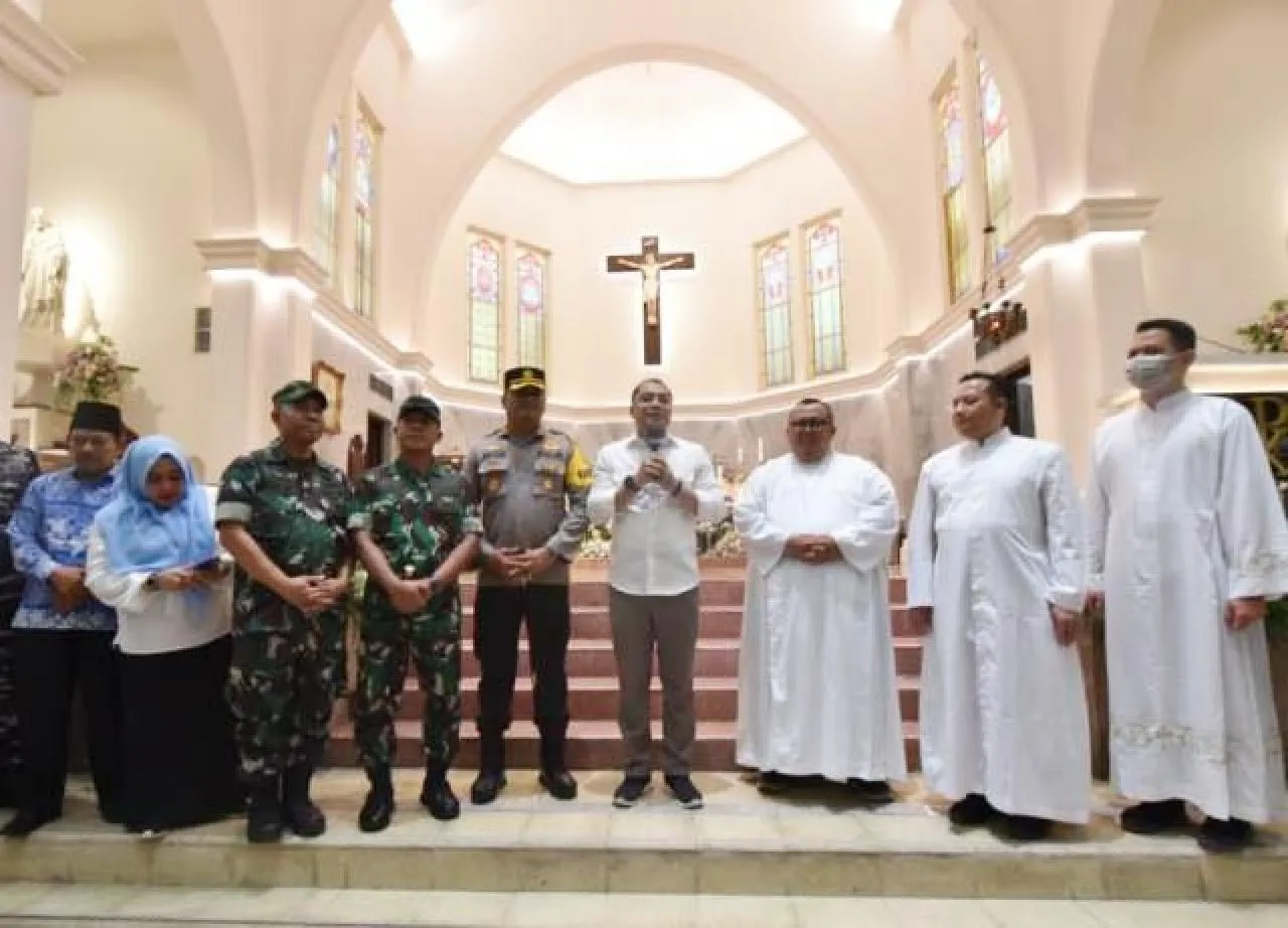 Keliling Gereja saat Malam Natal, Eri Cahyadi Serukan Rasa Toleransi di Kota Pahlawan