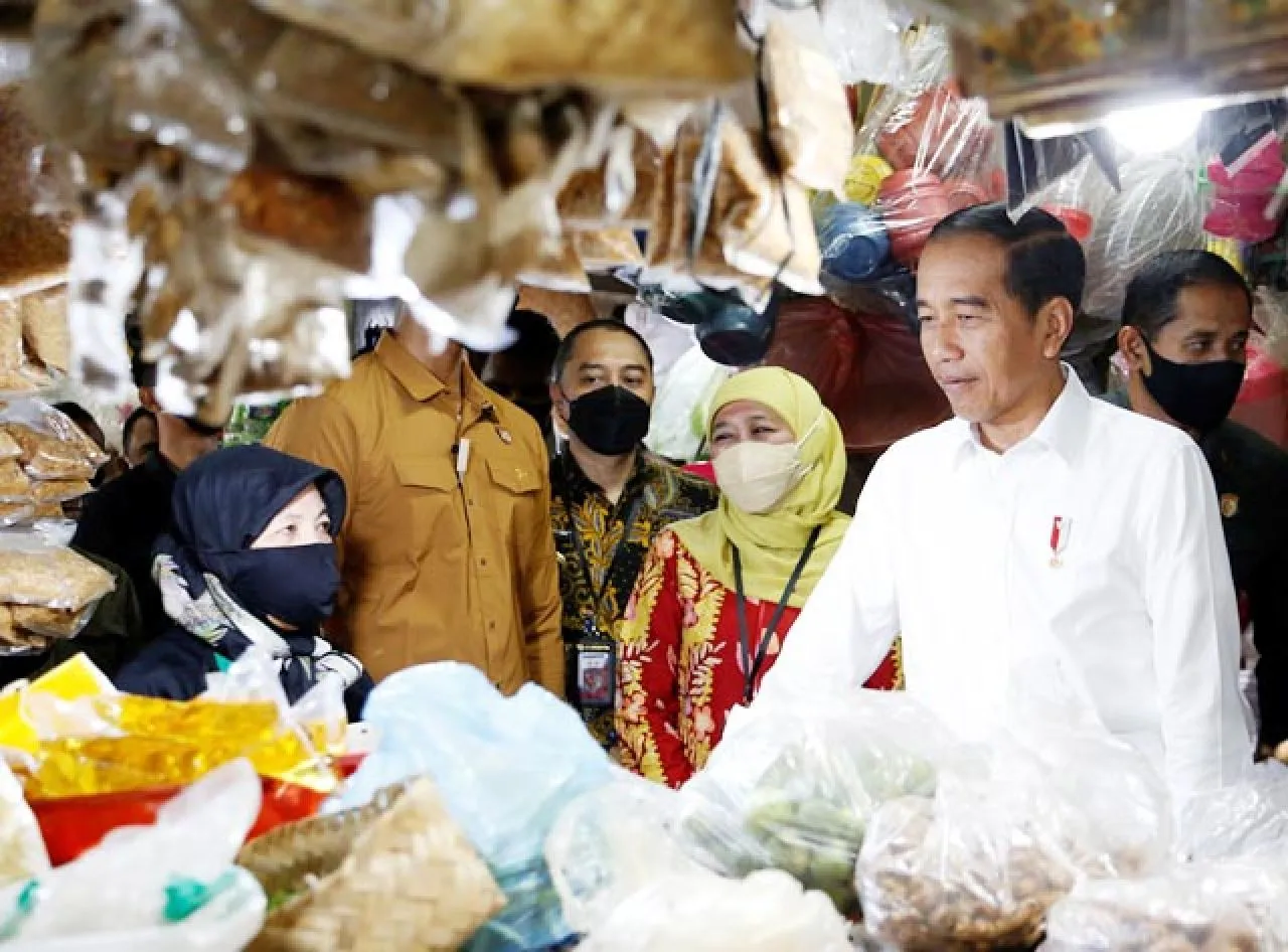Turun ke Surabaya Cek Ketersediaan Minyakita dan Beras, Jokowi: Melimpah di Sini, Harganya Baik!