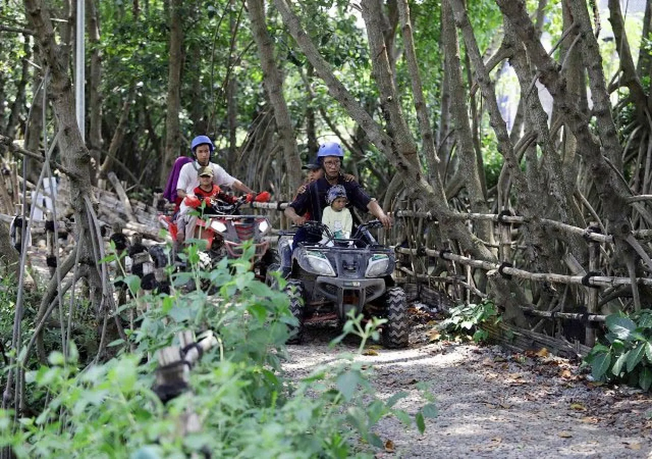 Membludak! Libur Lebaran, Pengunjung Romokalisari Adventure Land Capai 1000 Orang per Hari