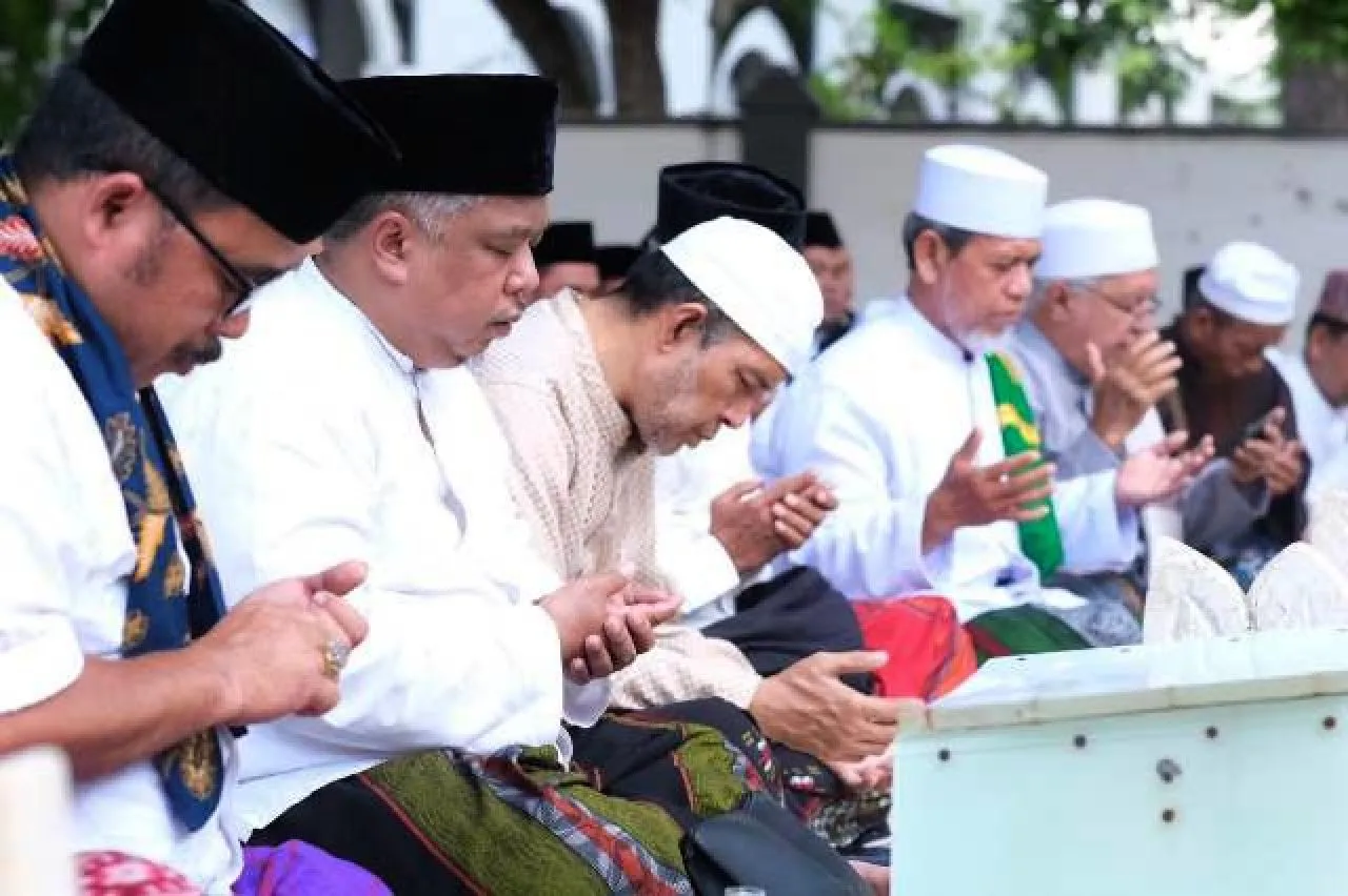 Ziarahi Makam KH Hasyim Asy'ari di Momen HUT ke-78 RI, PKS Jatim Minta Pengurus dan Kader Teladani Ulama