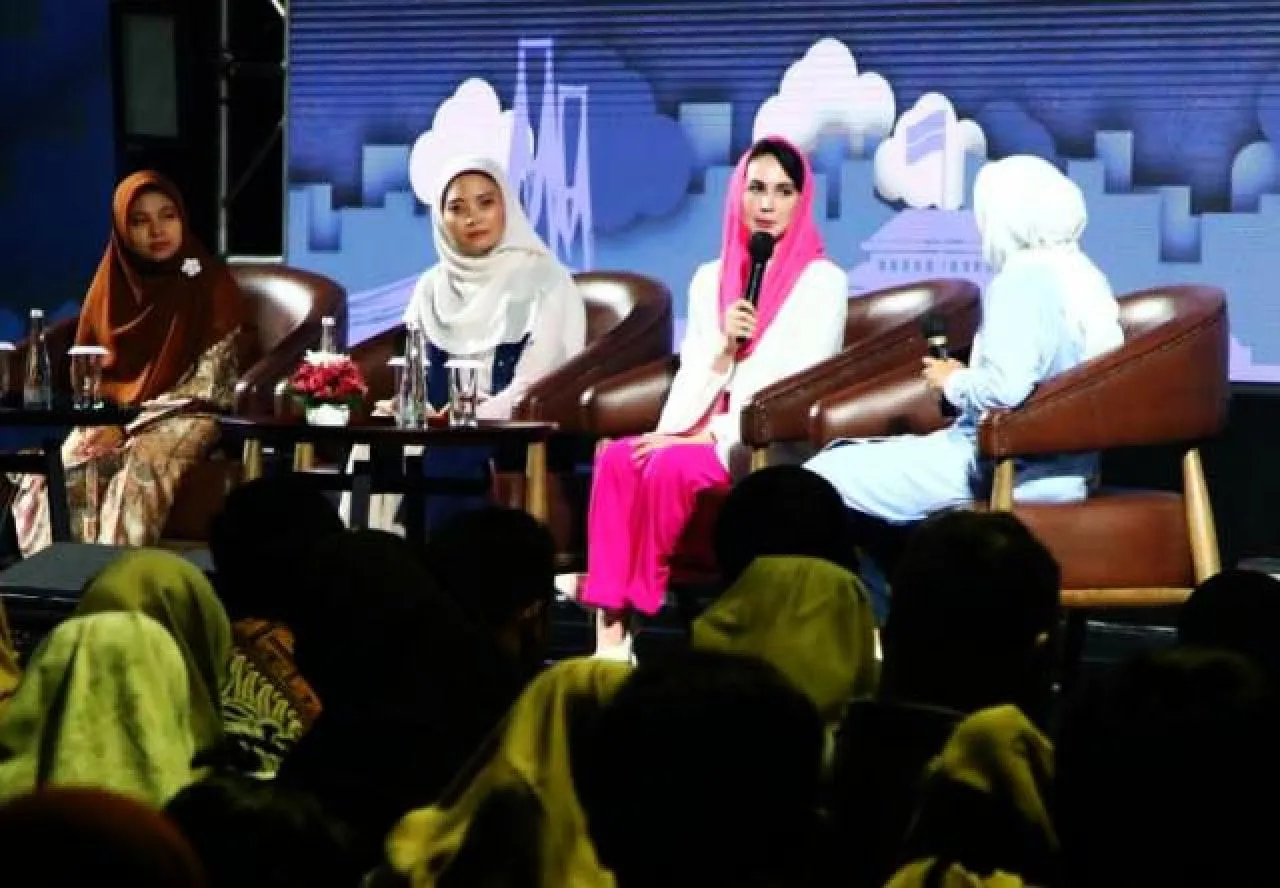Arumi Bachsin Sebut Perempuan Rentan Jadi Korban Pinjol Ilegal dan Investasi Bodong, Solusinya?