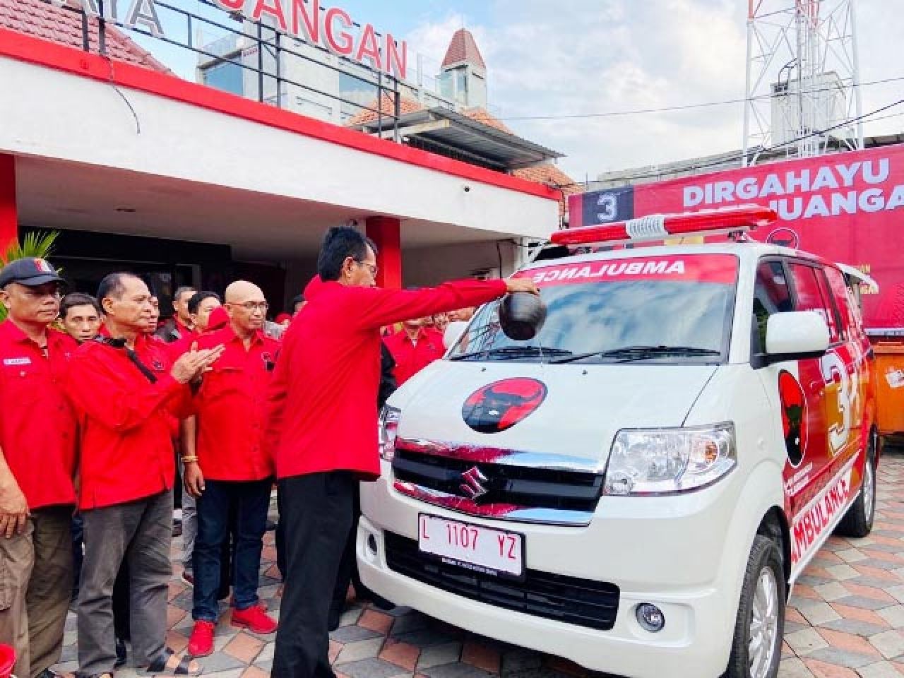 Sambut Usia Emas, PDIP Surabaya Tambah Satu Unit Ambulans Baru Perkuat Layani Rakyat