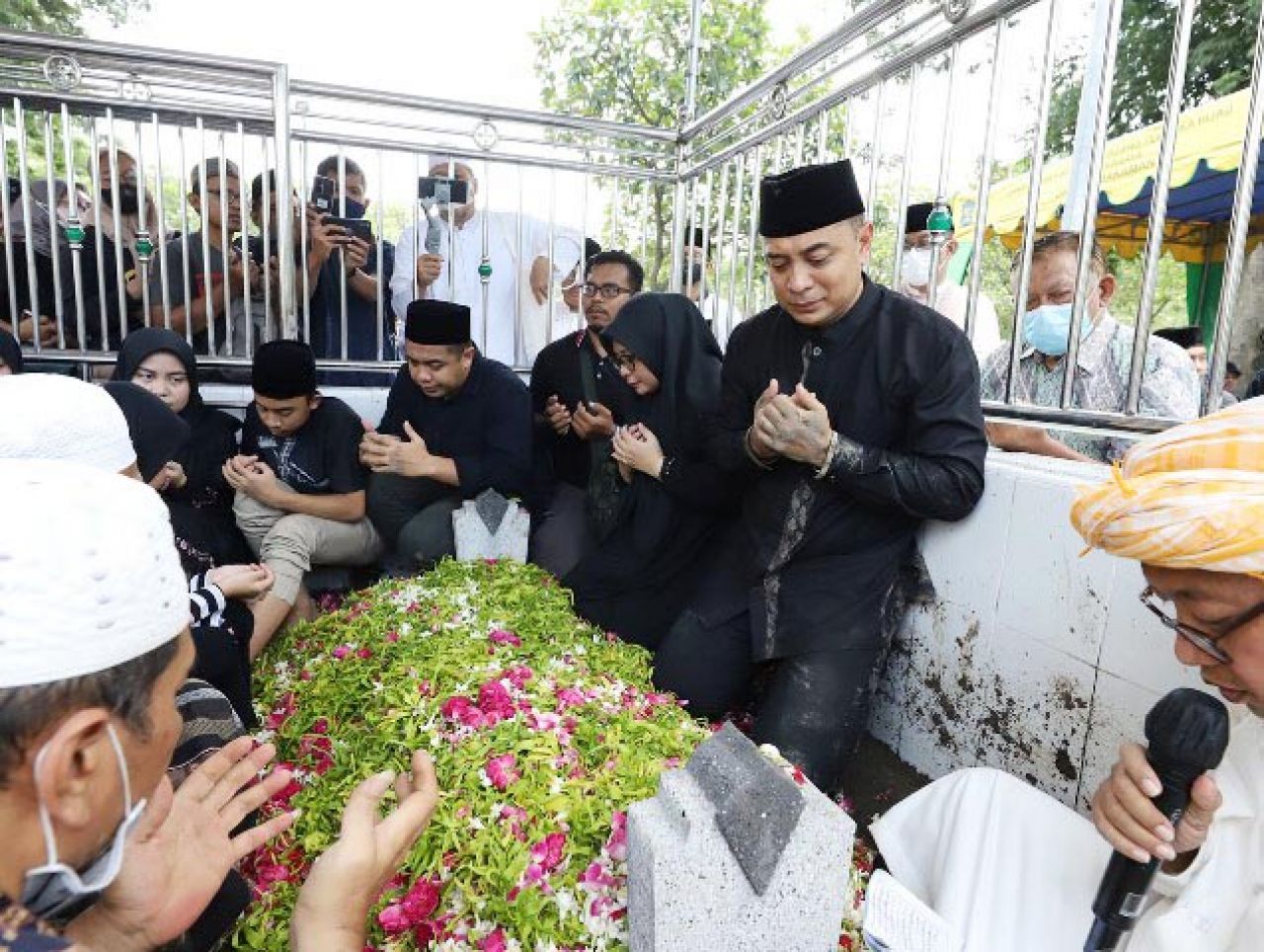 Demi Terangi Makam Ayahnya, Wali Kota Eri Cahyadi Tak Ingin Salah Ambil Kebijakan
