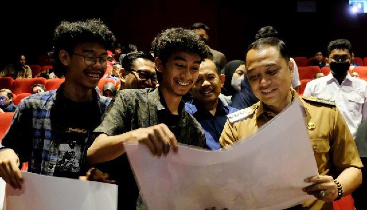 Eri Cahyadi Sampai Wajibkan Pelajar SD-SMP di Surabaya Nobar, Apa Hebatnya Film Sura Ing Baja?