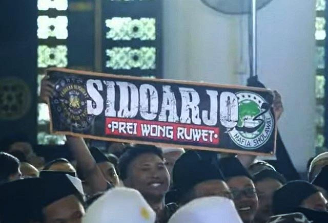 Sholawat dan Doa Akhir 2022 di Masjid Al Akbar, Khofifah Tergoda Spanduk "Prei Wong Ruwet"!