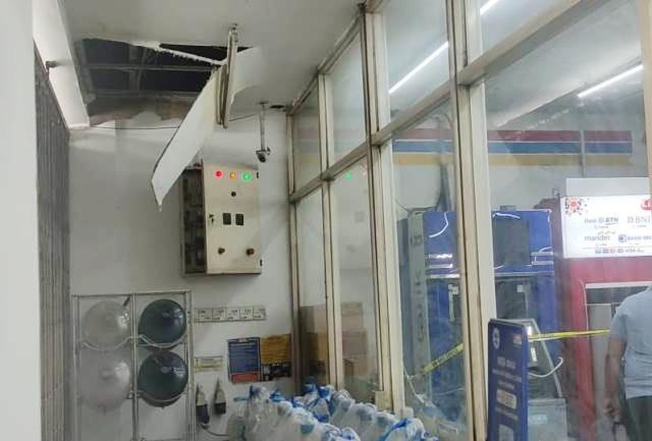 Mesin ATM BRI di Indomaret Gedangan Dibobol Maling, Pelaku Jebol Plafon dan Matikan Aliran Listrik