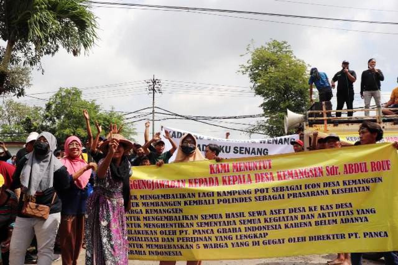 Digugat Pengembang PT PGI Rp 100 Miliar, Warga Kemangsen Sidoarjo Kepung Balai Desa