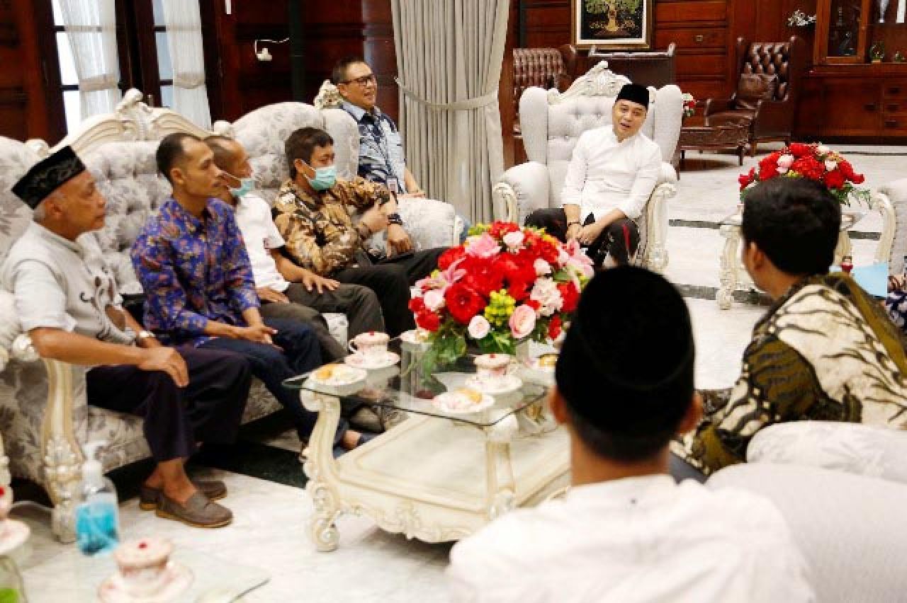 Terganggu Suara Musik Kelab Malam, 3 Ketua RT di Surabaya Kembalikan Stempel ke Eri Cahyadi