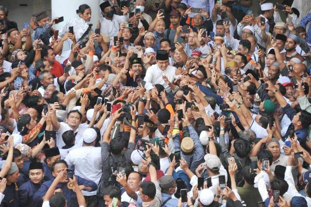 Usai Shalat Jumat di Masjid Al Akbar Surabaya, Wow! Anies Disambut Gemuruh Teriakan Presiden