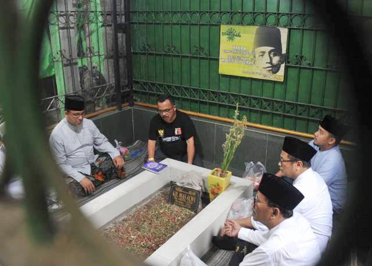 Ziarahi Makam KH Mas Alwi, Cara Anies Baswedan Hormati Pencetus Nama NU!