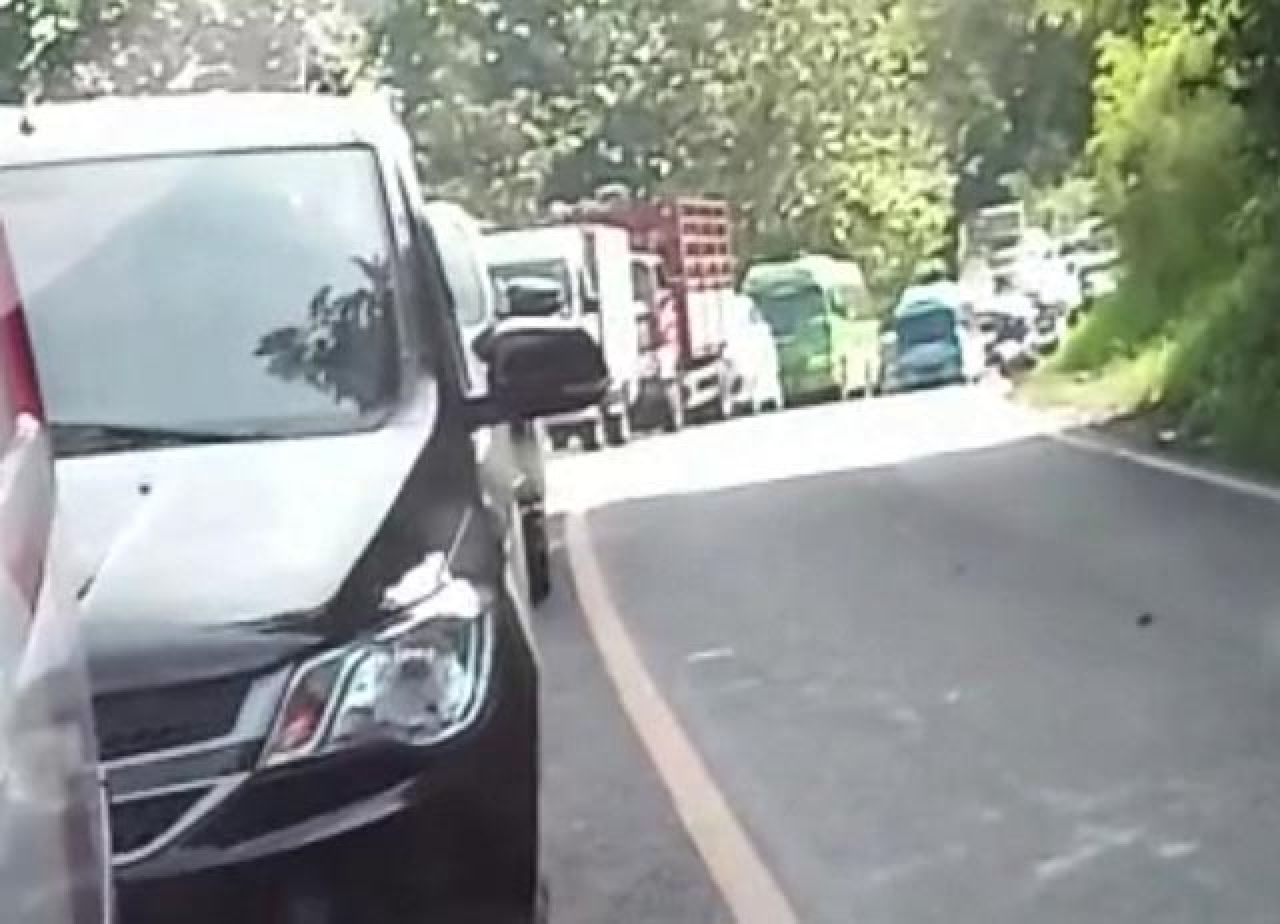 Libur Lebaran Madura Macet Parah, Warga Minta Reaktivasi Jalur Kereta Dipercepat!