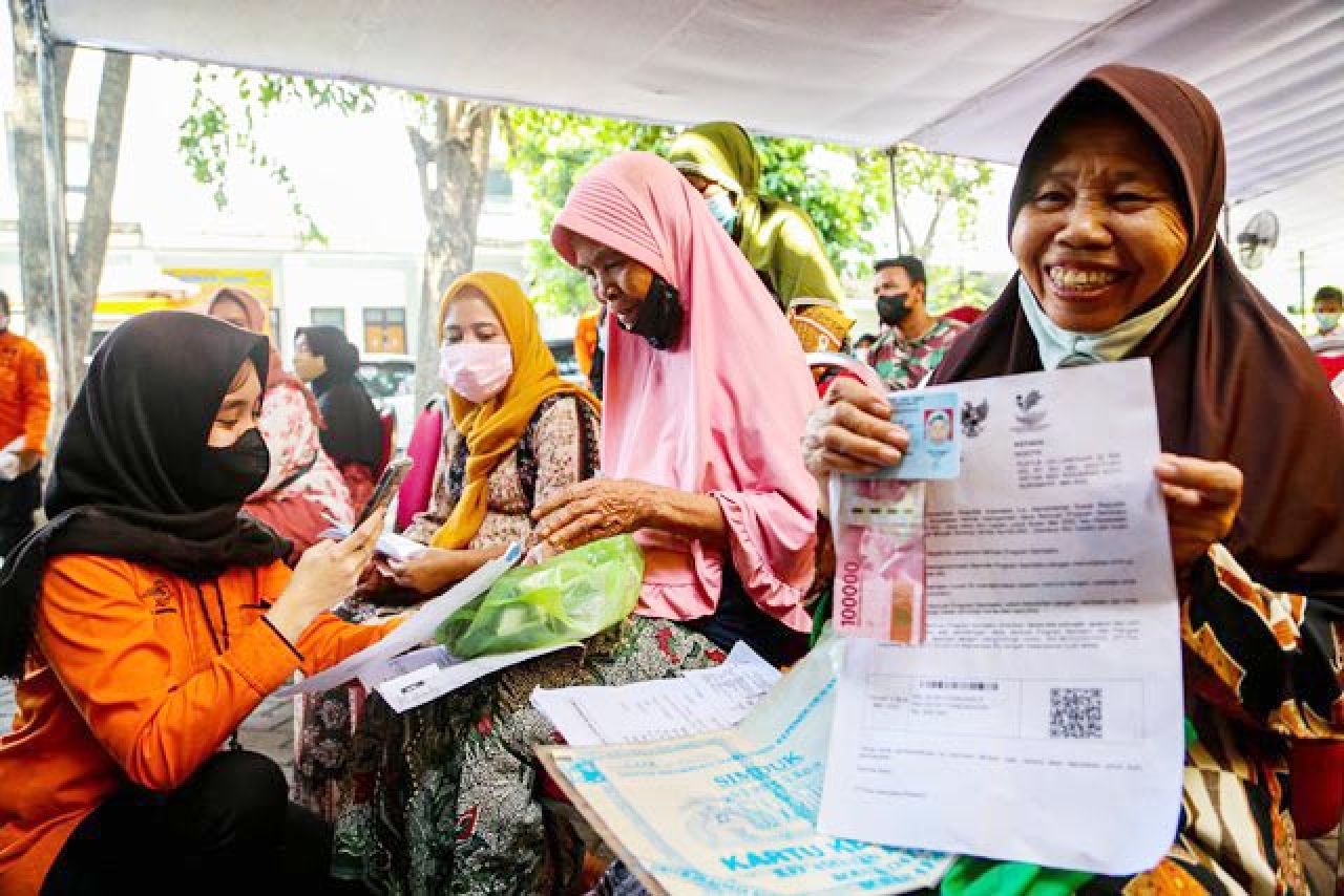 BLT di Surabaya Disalurkan hingga Malam, Eri Cahyadi Protes Kantor Pos: Kasihan Warga Saya!