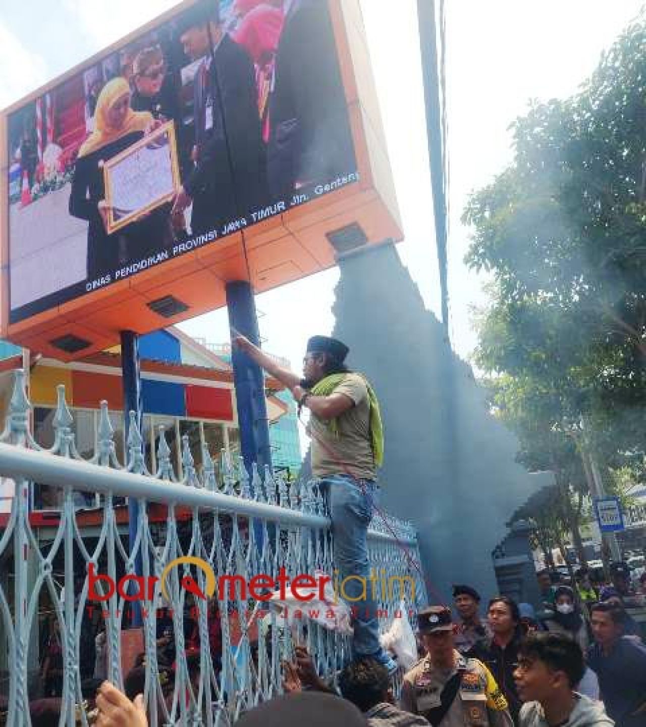 5 Jam Jaka Jatim Demo di Dindik Jatim, Lagi-lagi Minta KPK Terbuka soal Sitaan Cek Rp 36 M Milik Wahid Wahyudi!