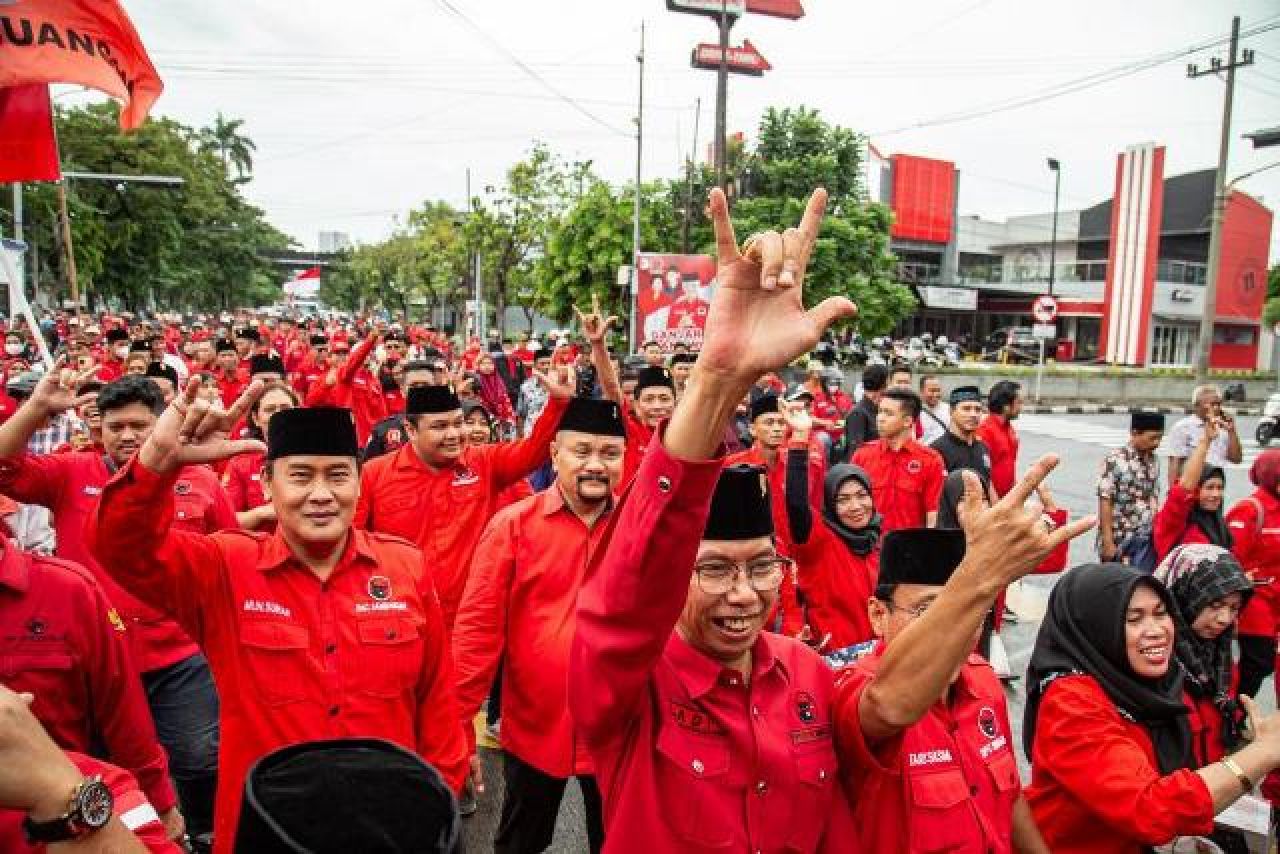 Long March Daftarkan 50 Bacaleg ke KPUD, PDIP Surabaya Kampanyekan Ganjar Presiden!