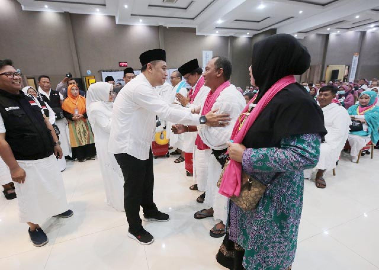 Lepas CJH Kloter 80, Eri Cahyadi: Saya Titip Surabaya, Doakan Dijauhkan dari Bala