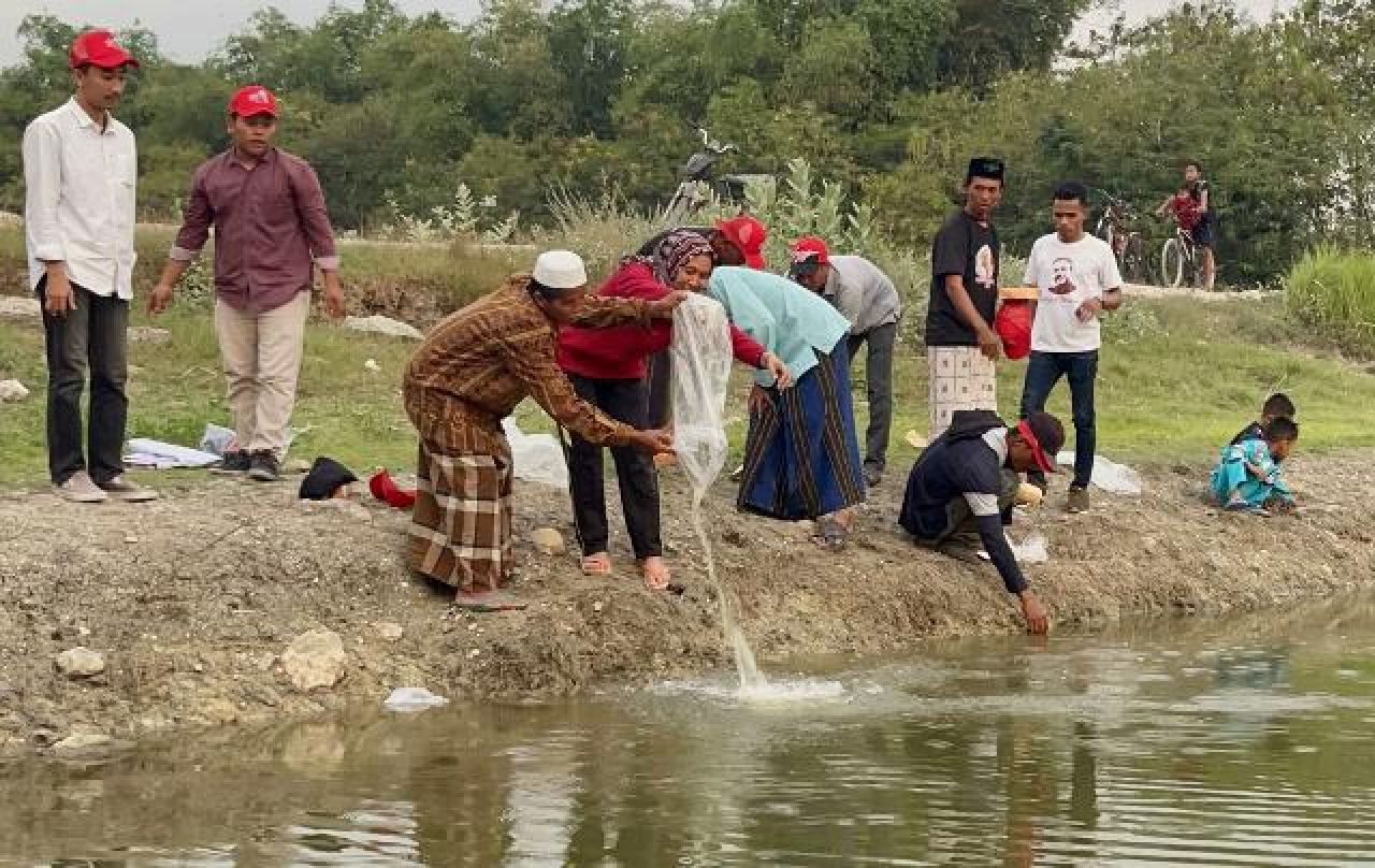 Sosialisasikan Ganjar Pranowo di Bojonegoro, Ganjar Milenial Bareng Warga Tebar Bibit Ikan dan Tanam Pohon