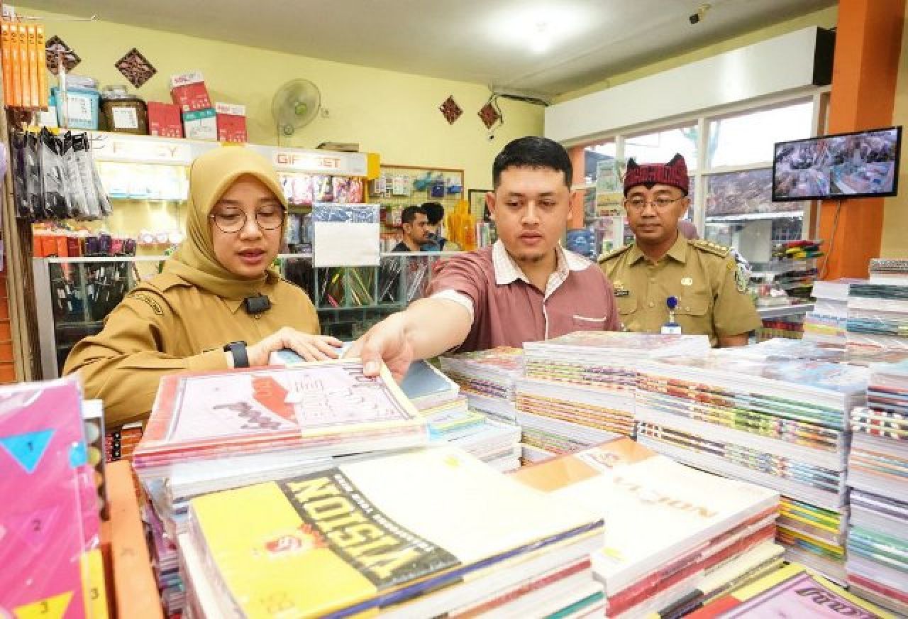 Hari Belanja Banyuwangi, Bupati Ipuk dan Ribuan ASN Borong Peralatan Sekolah Bantu Siswa Kurang Mampu