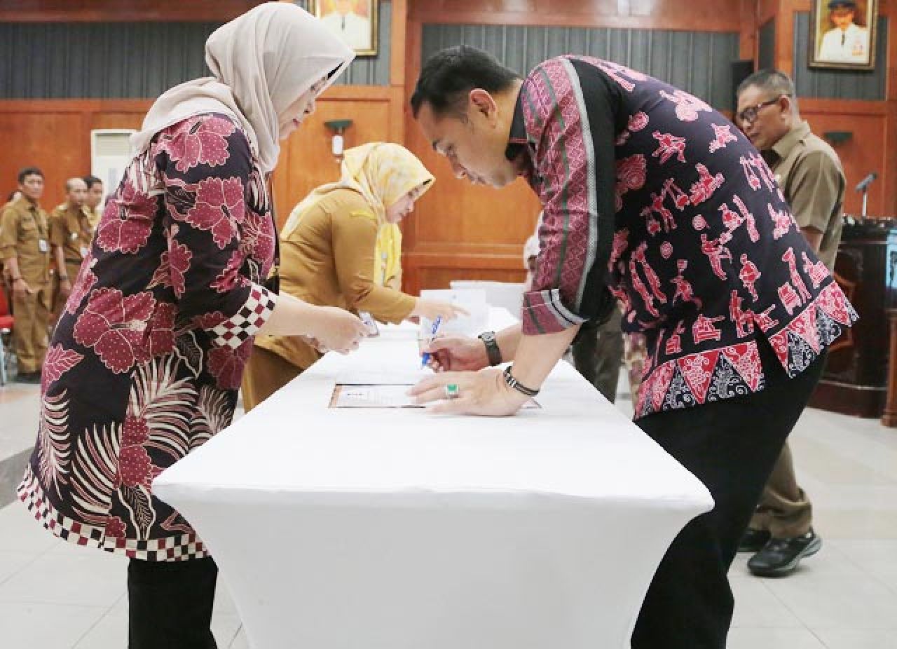 Pejabat Pemkot Surabaya Teken Kontrak Kinerja, 6 Bulan Tak Penuhi Target Wajib Dicopot!