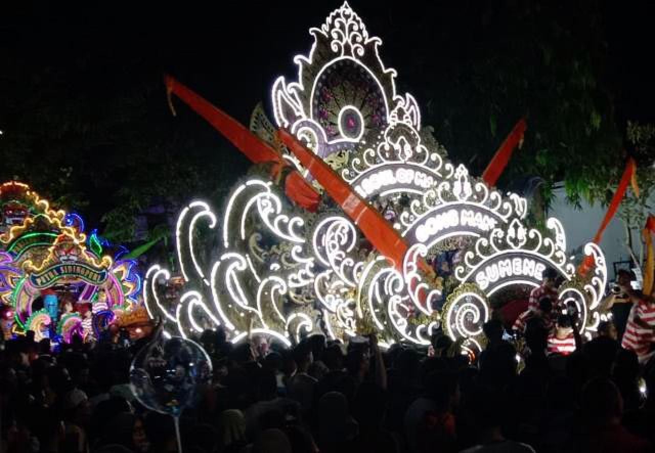 Ribuan Warga Sumenep Tumpah Ruah Nikmati Parade Musik Tong-Tong, Bupati Fauzi: Ini Kebanggaan, Harus Dilestarikan!