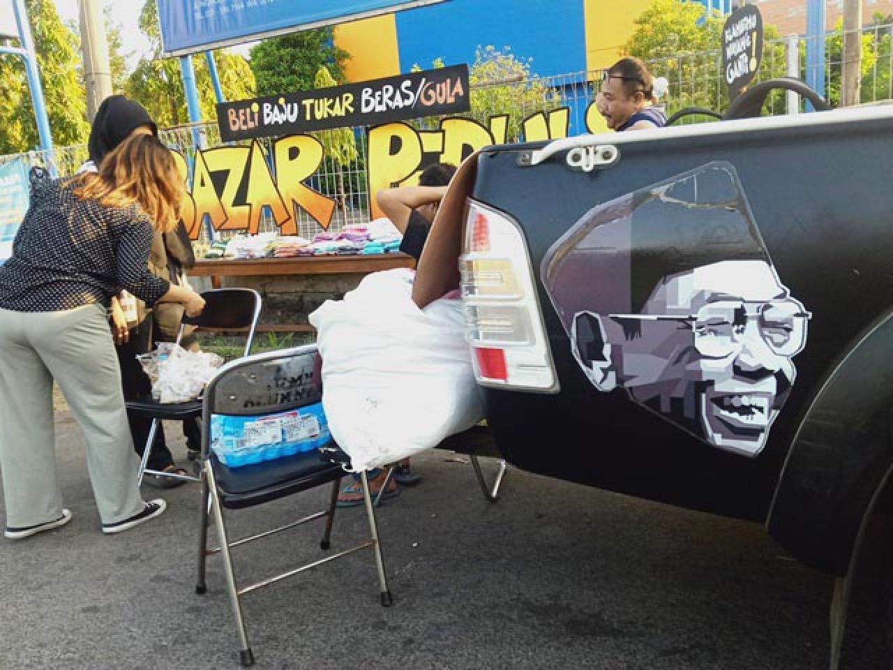 IKA Stikosa-AWS Gelar Bazar Bareng GUSDURian Peduli: Beli Baju Cukup Tukar dengan Sembako!