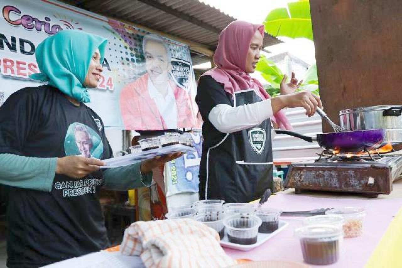 Gelar Pelatihan di Gresik, Kowarteg Ganjar Ajari Ibu-ibu Bikin Brownies Lumer