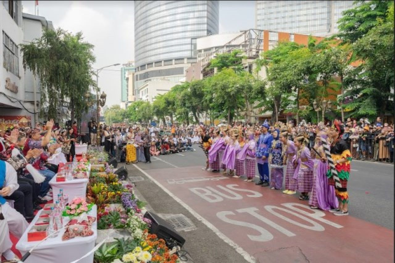 Surabaya Cross Culture International Folk Art Festival Satukan Budaya 8 Negara dan 9 Daerah Indonesia