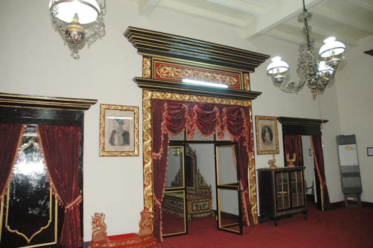 Wisata Keraton Sumenep Digandrungi Pelancong: Ada Kereta Berusia 1000 Tahun hingga Al Qur'an Ditulis Dalam Semalam