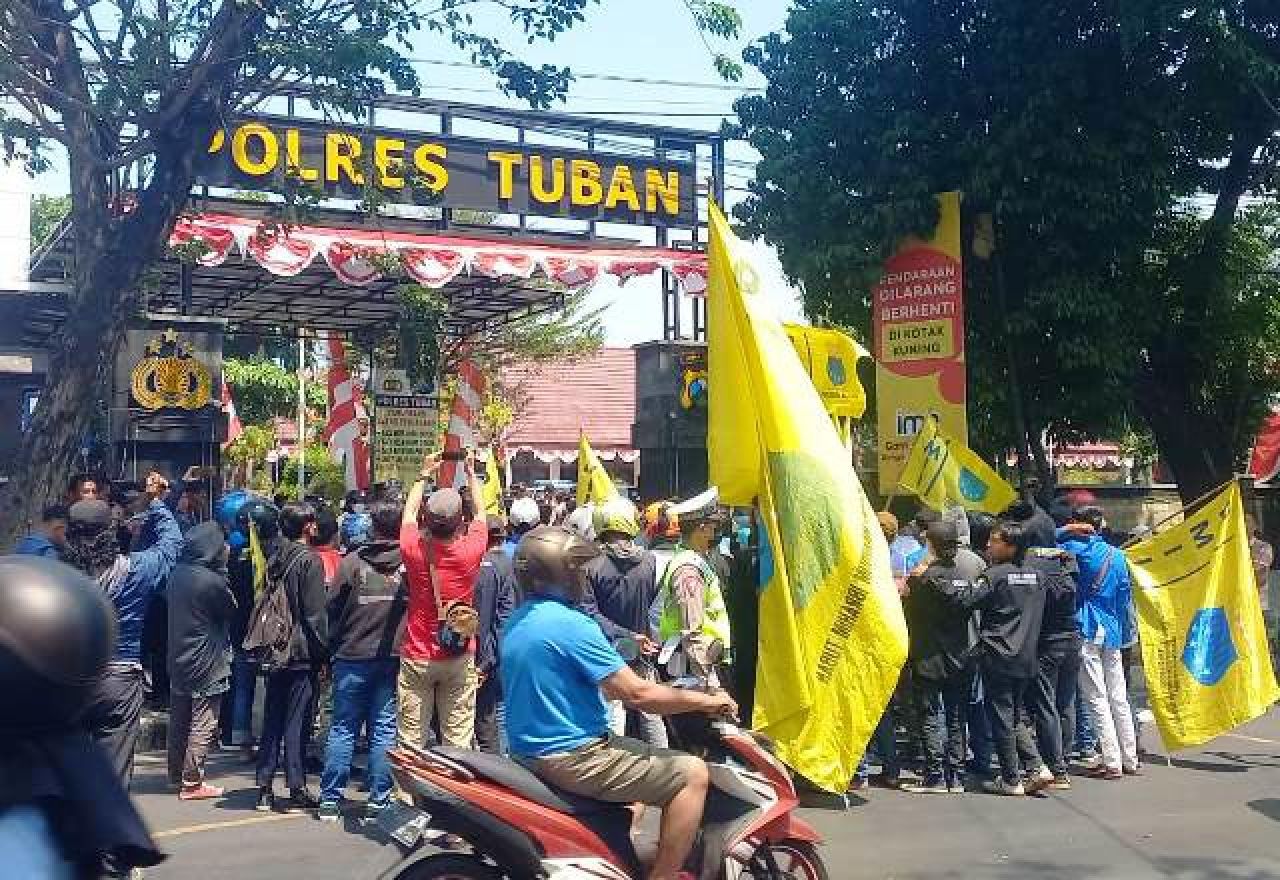 Ratusan Aktivis PMII Demo Polres Tuban, Kapolres Minta Maaf: Tegaskan 5 Anak Buahnya Sudah Disanksi!