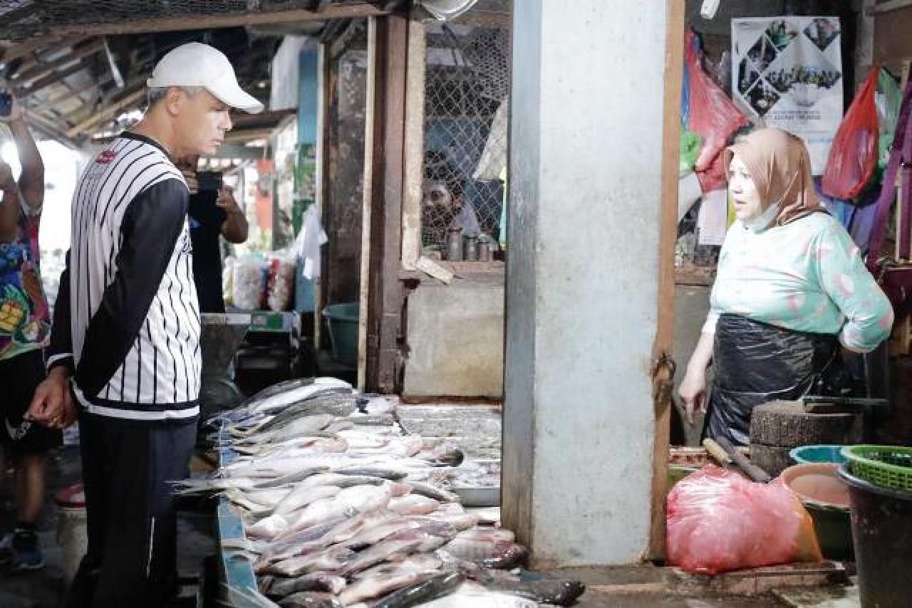 Blusukan di Pasar Surabaya, Ganjar Disambut Curhat Pedagang dan Doa Jadi Presiden!