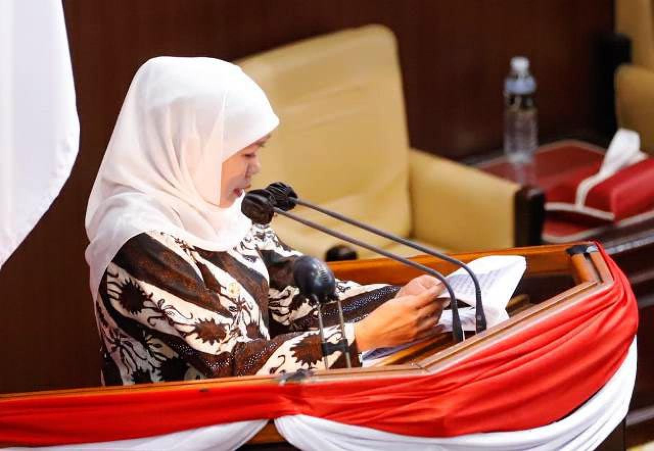 Khofifah Sampaikan Nota Keuangan: RAPBD Jatim 2024 Defisit Rp 2,1 Triliun!