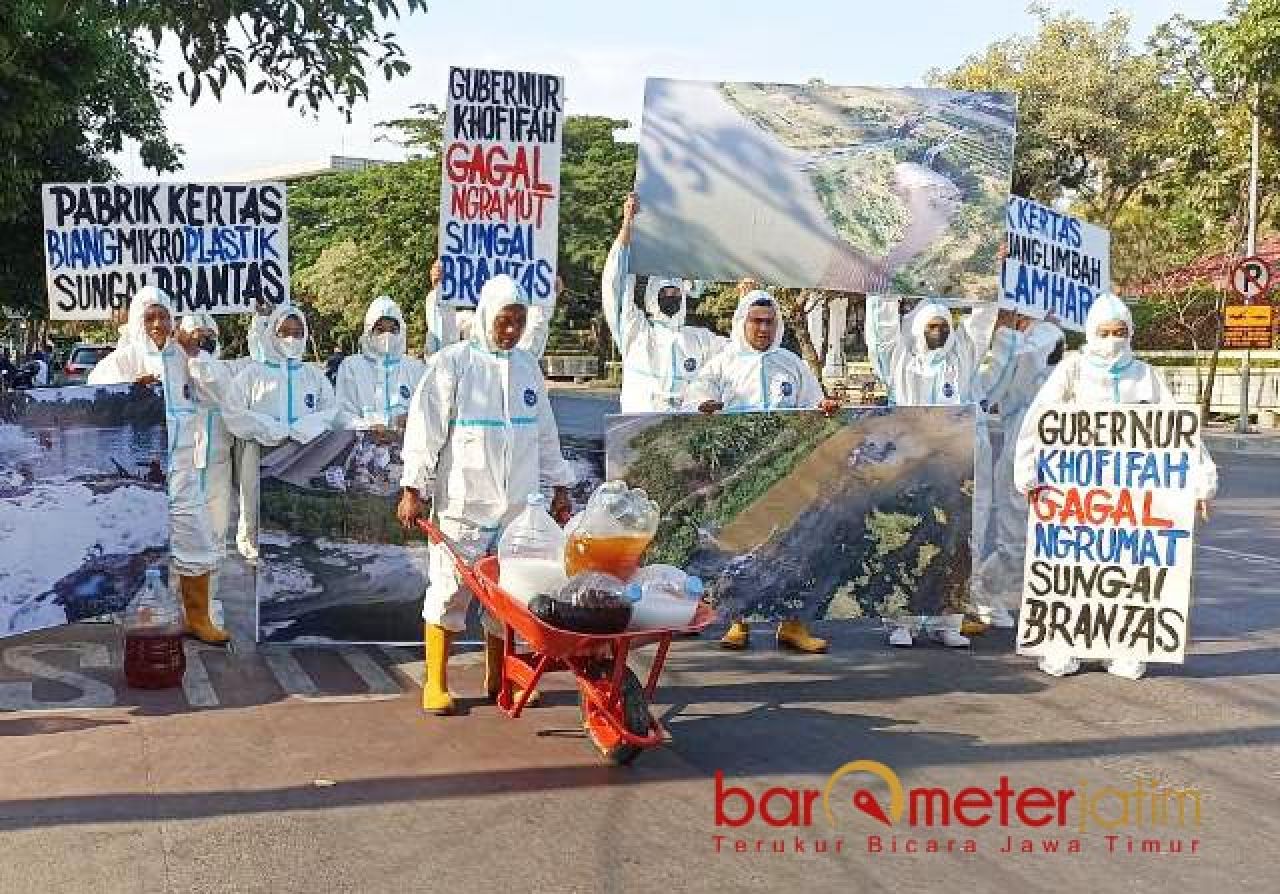 Nilai Pemprov Jatim Tak Serius Atasi Pencemaran Brantas, Ecoton Bawa 10 Galon Air Limbah untuk Khofifah!