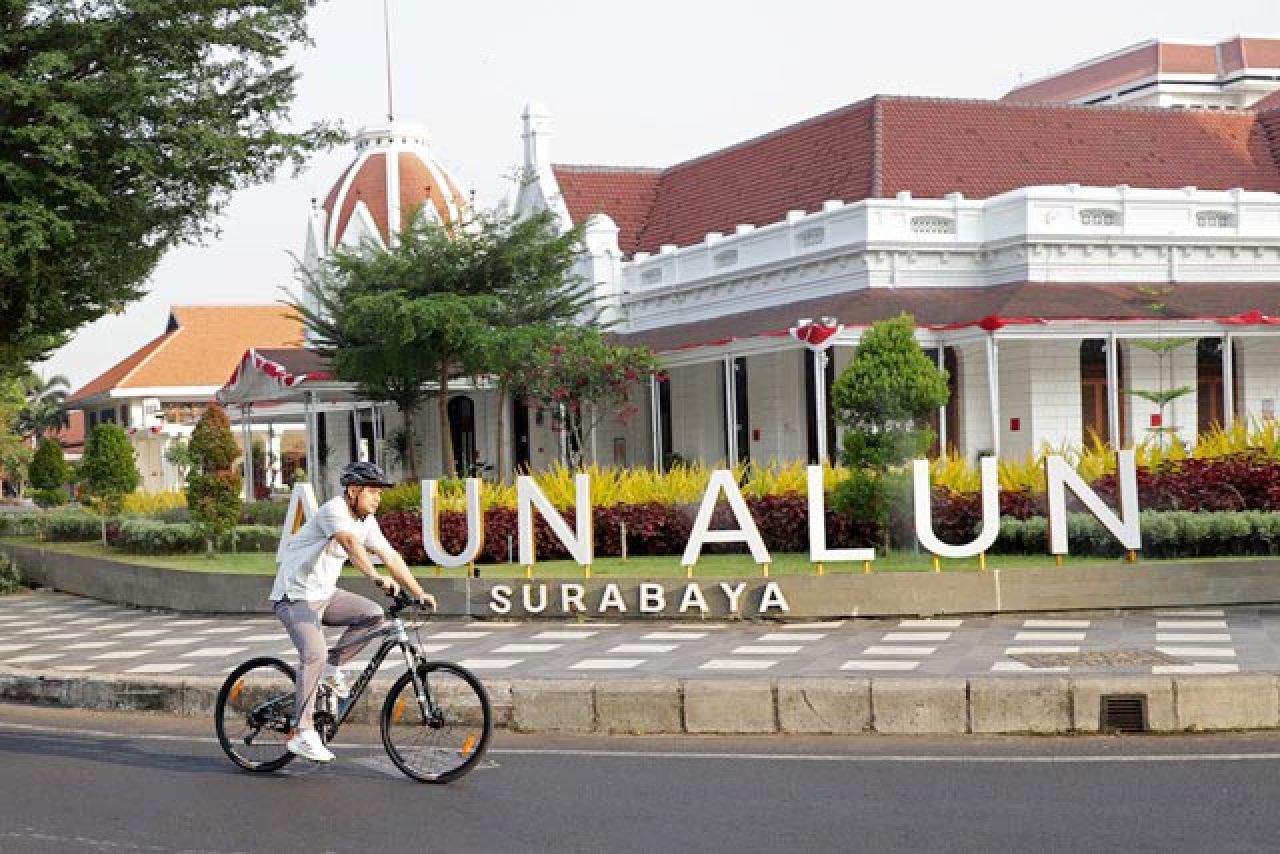 Kurangi Polusi, Wali Kota Eri bersama Seluruh Pegawai Pemkot Surabaya ke Kantor Gunakan Angkutan Umum