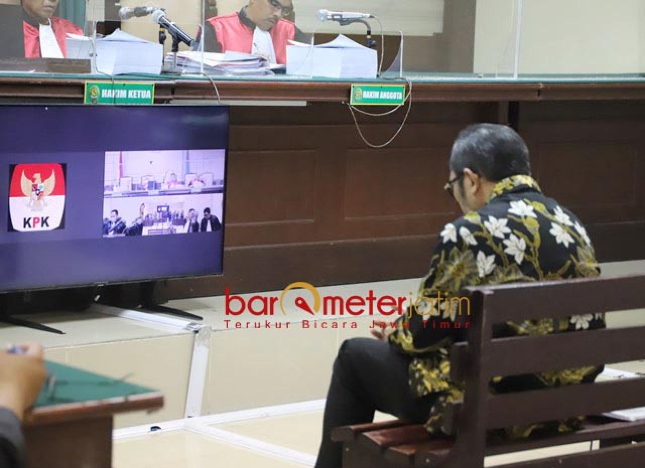 Dituntut 12 Tahun Penjara dan Kembalikan Uang Korupsi Hibah Rp 39,5 M, Sahat Tertunduk dan Berkaca-kaca!