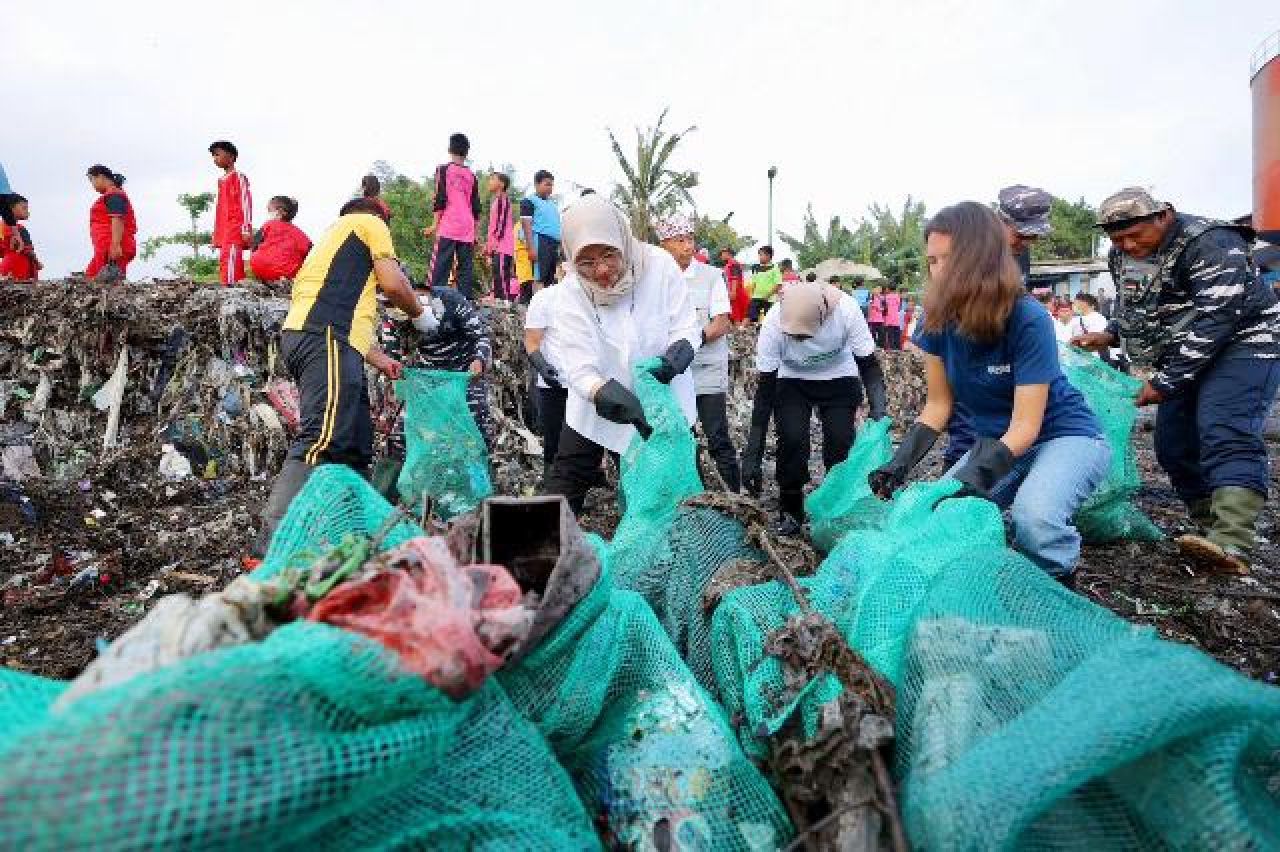 Kembali Kolaborasi Bareng Sungai Watch, Banyuwangi Bersihkan Sampah Plastik Pantai Tratas