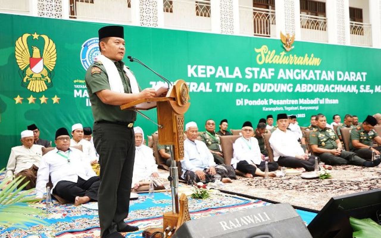 Kunjungi Banyuwangi, KSAD Dudung Motivasi Ribuan Santri