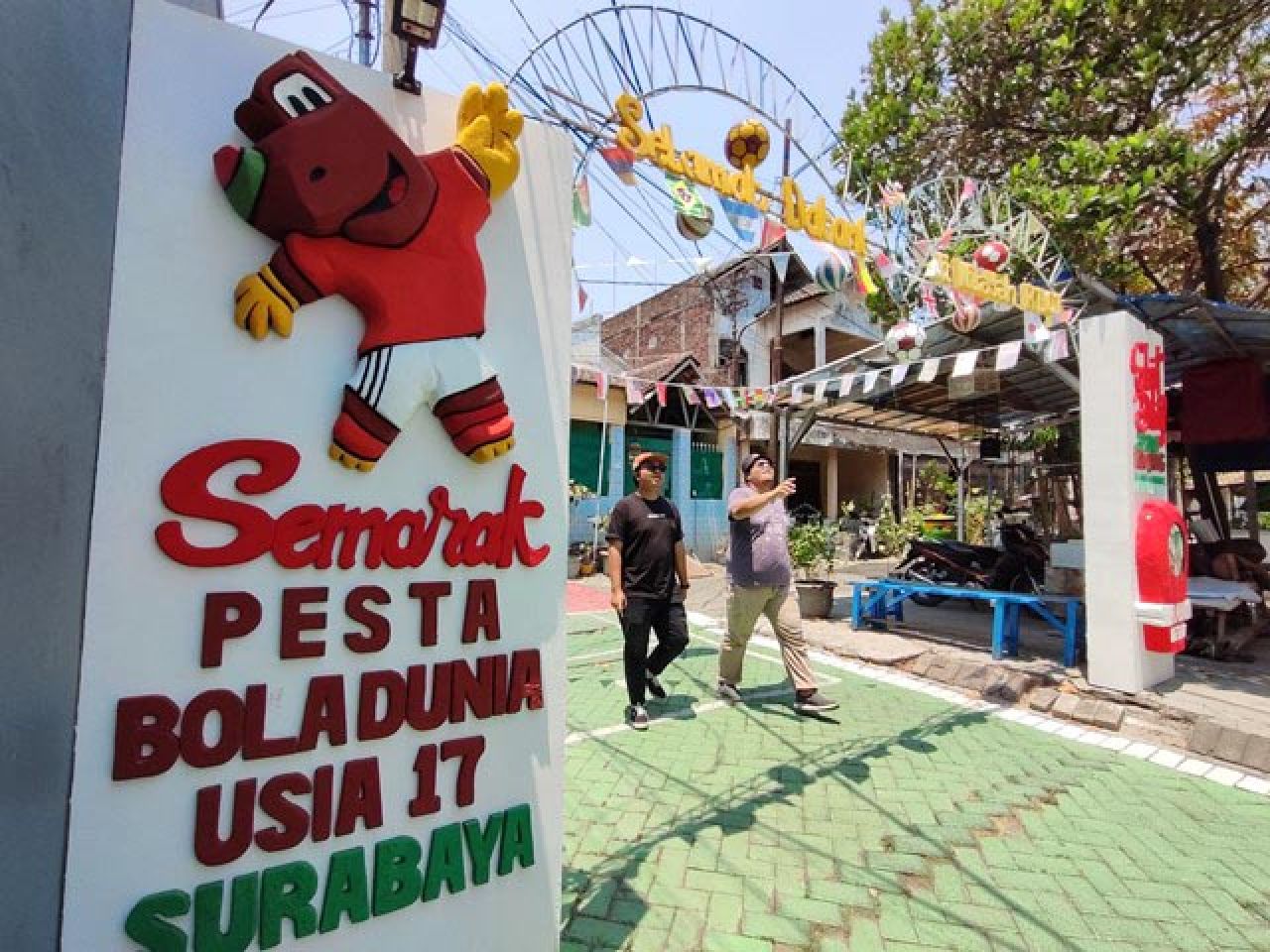 Antusias Sambut Piala Dunia U-17, Warga Surabaya Ramai-ramai Hiasi Kampung Bertema Sepak Bola